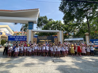 Các bé khối lá tham quan trường tiểu học Phú Lợi