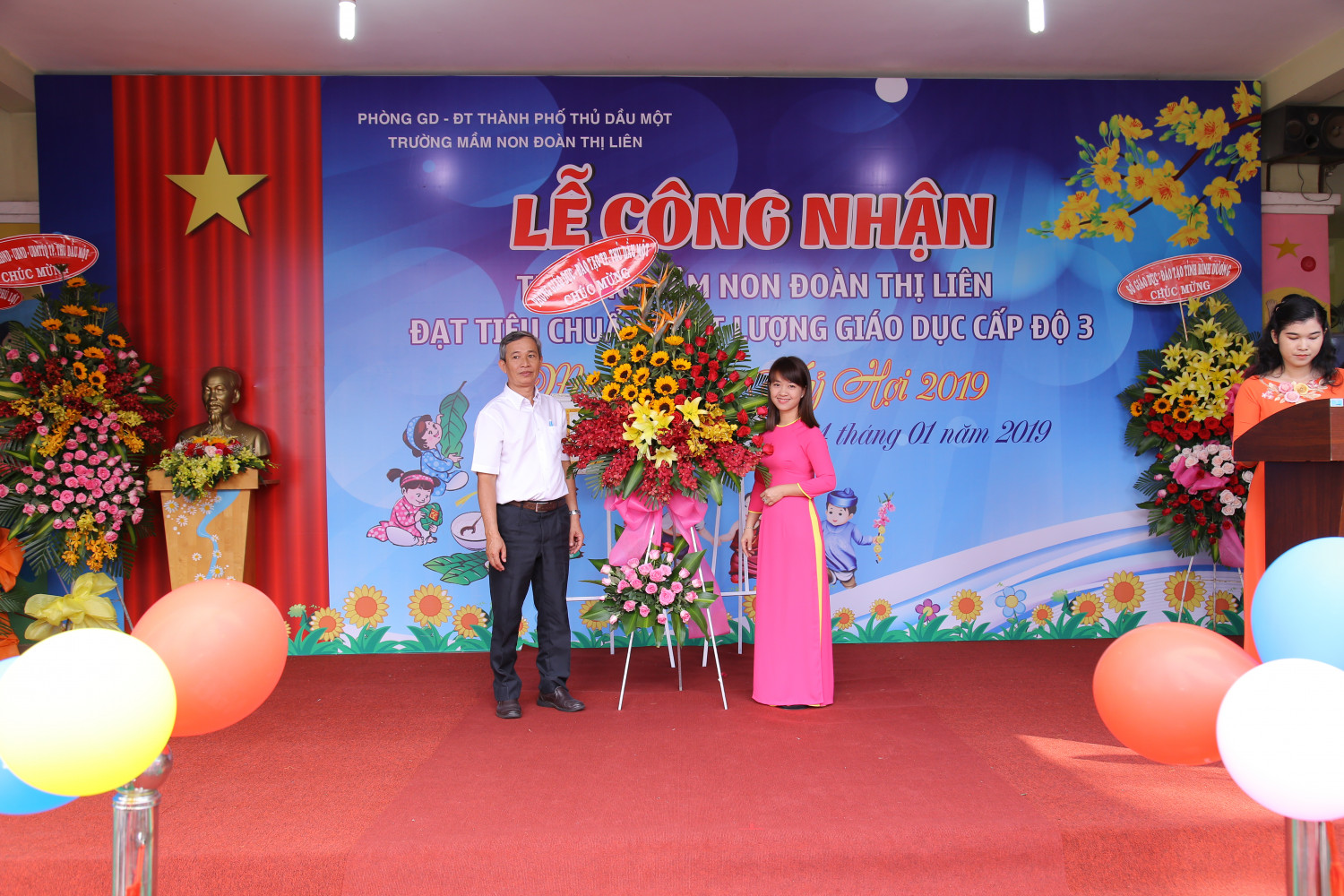 Đại diện Phòng GD & ĐT TP Thủ Dầu Một thầ Nguyễn Văn Chệt - Trưởng phòng GD& ĐT TP.TDM tặng hoa chúc mừng BGH nhà trường